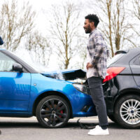 Autos detenidos después de un accidente por impacto trasero en la ciudad de Nueva York